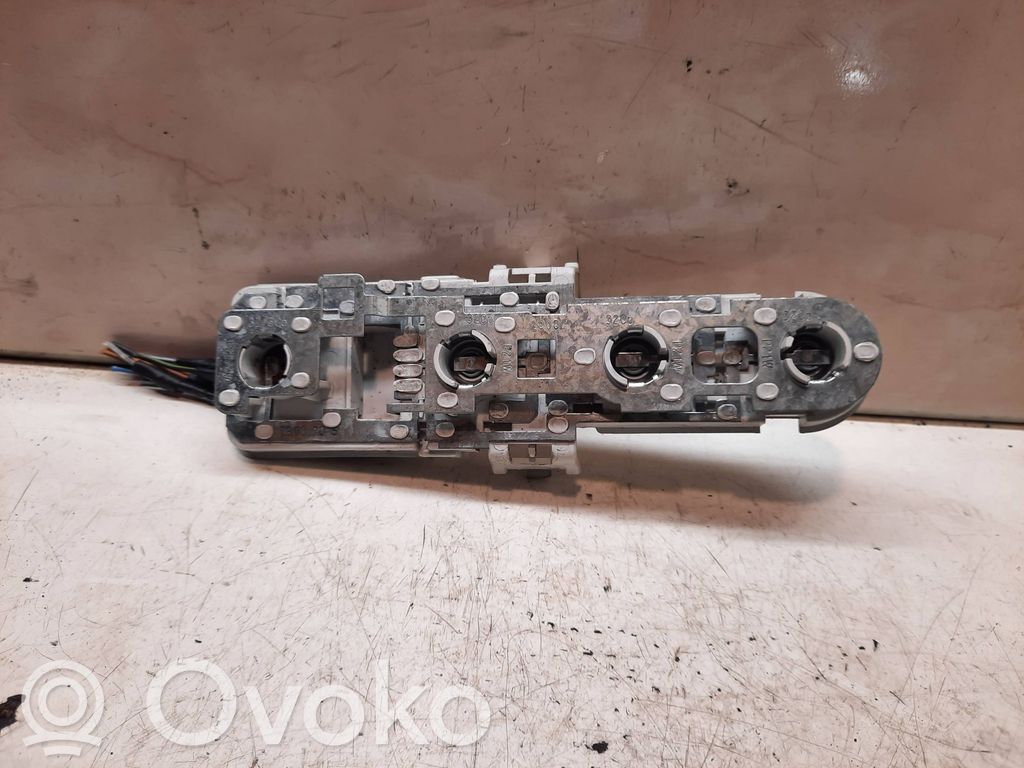Audi A4 S4 B5 8D Takavalon polttimon suojan pidike 