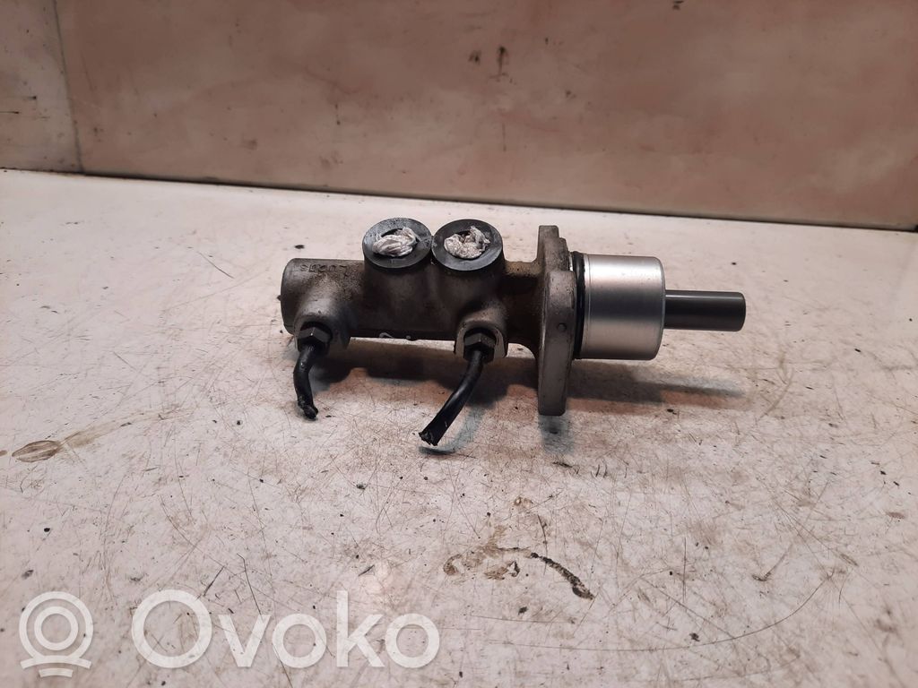 Audi A4 S4 B5 8D Pääjarrusylinteri 