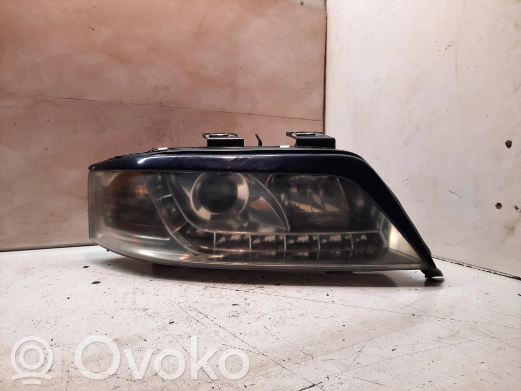 Audi A6 S6 C5 4B Lampa przednia 