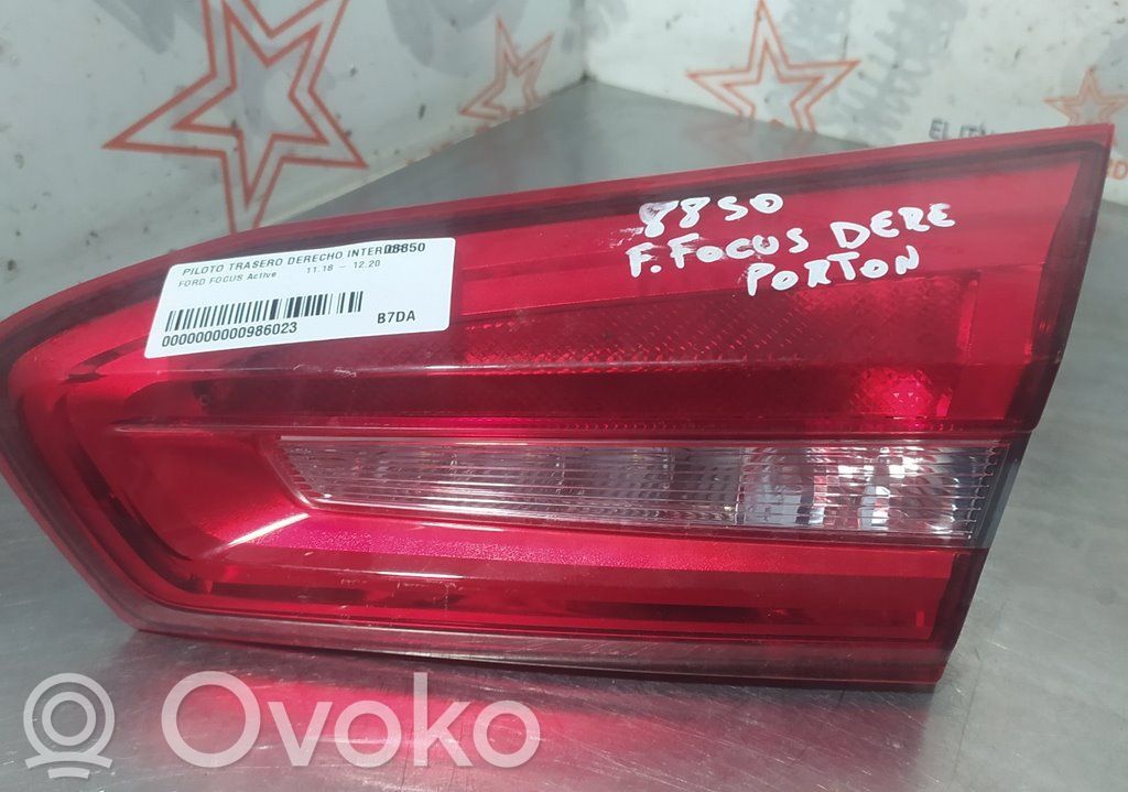 Aizmugurējais lukturis pārsegā   JX7B13A602CA