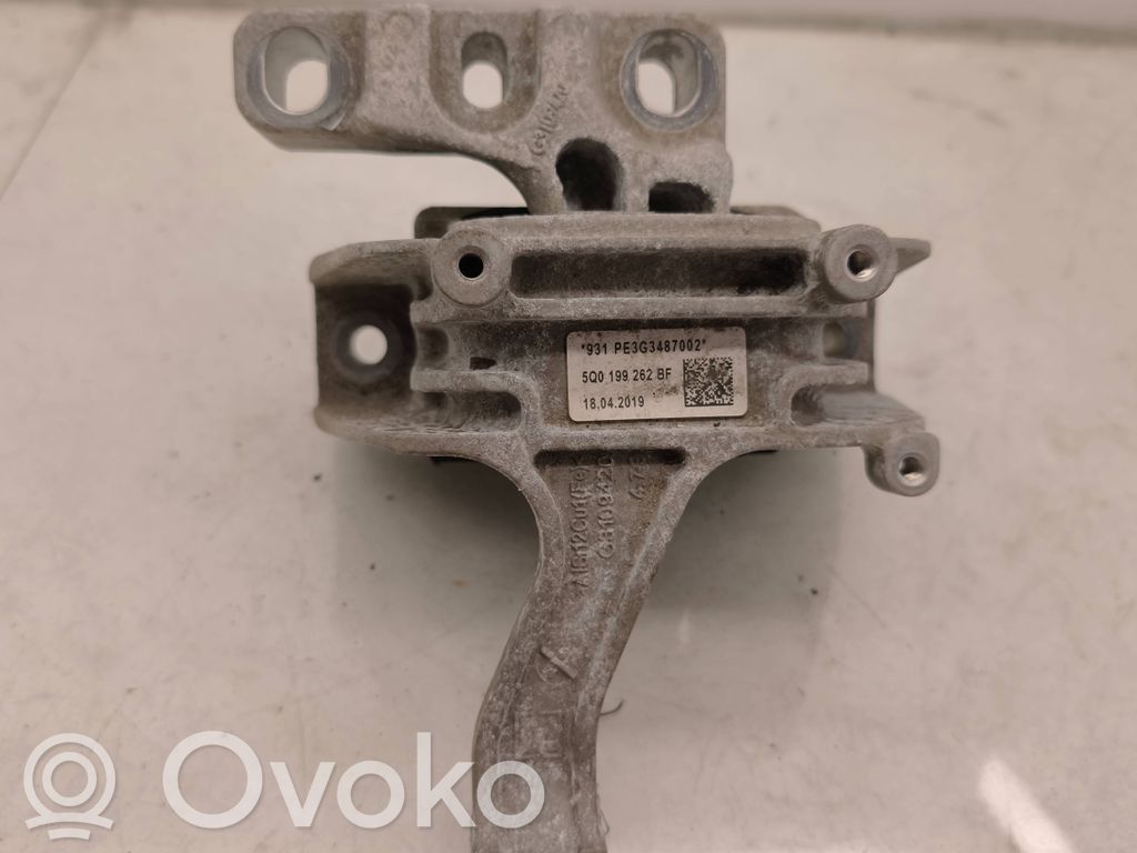 Volkswagen Tiguan Engine mount bracket 