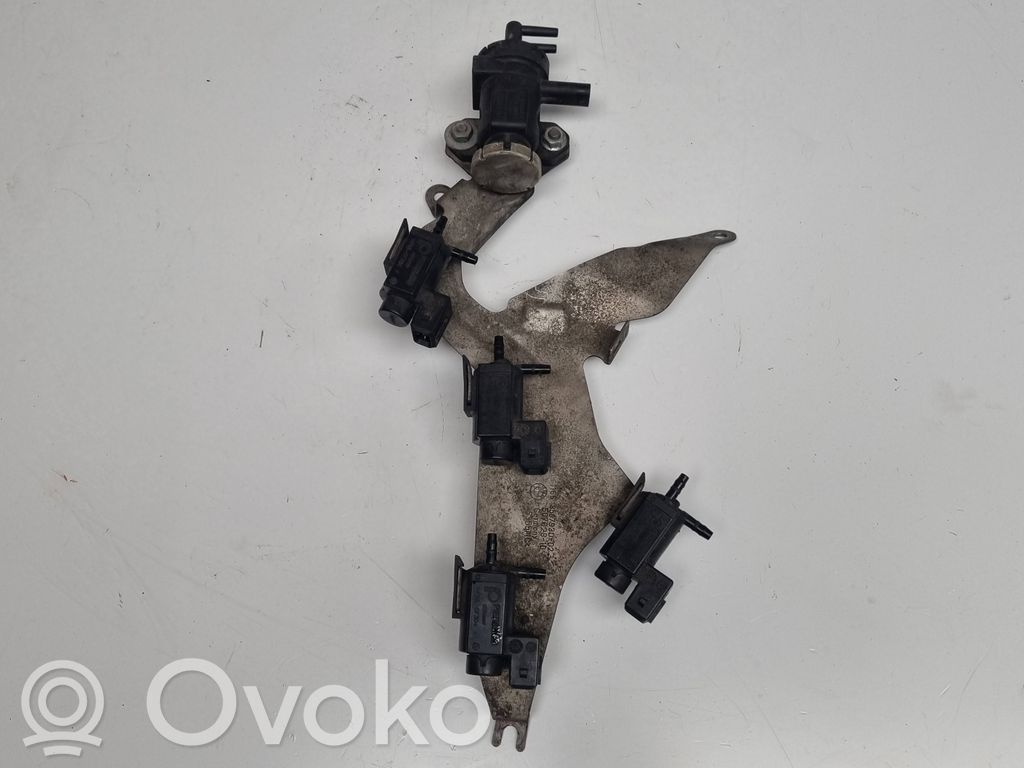 BMW 7 F01 F02 F03 F04 Inne części komory silnika 