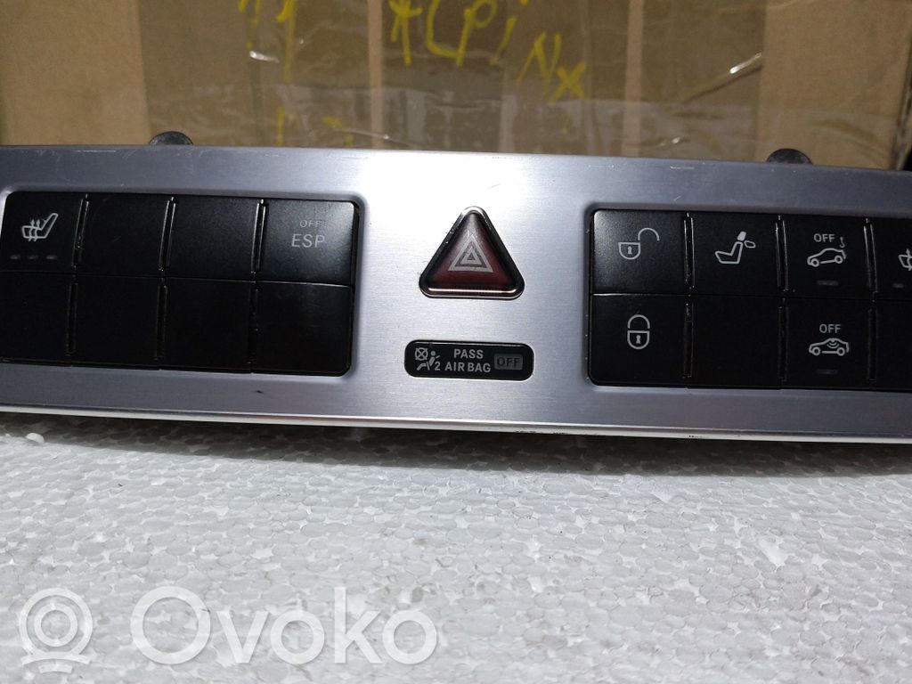 Mercedes-Benz C W203 Przycisk świateł awaryjnych 