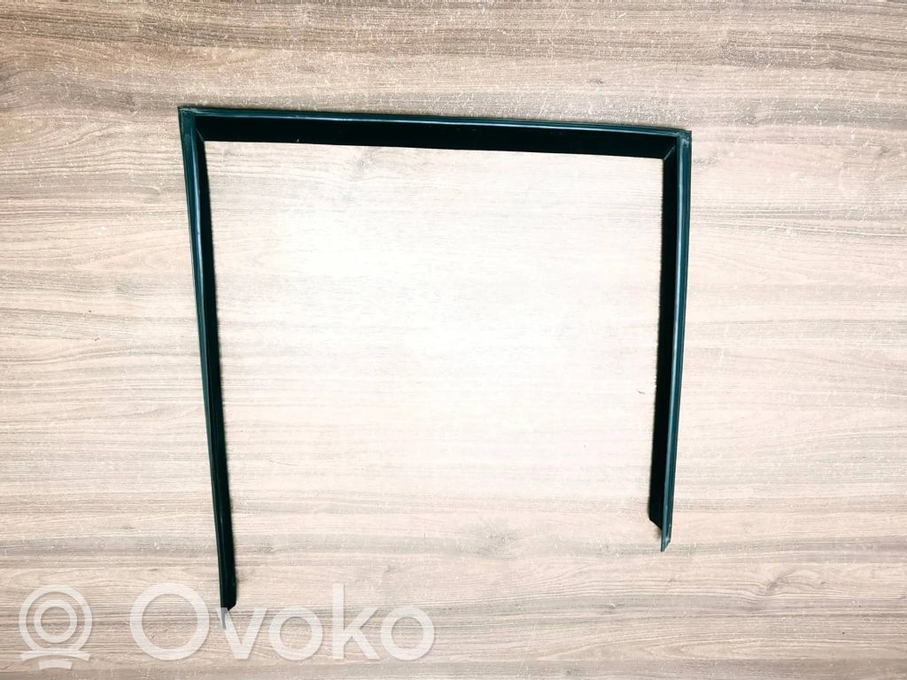 Gumowa uszczelka szyby drzwi tylnych   7136973