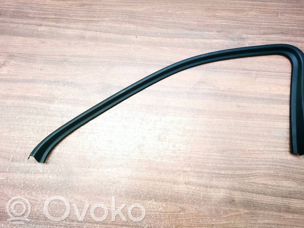 Ramka szyby drzwi przednich   7P0867672A