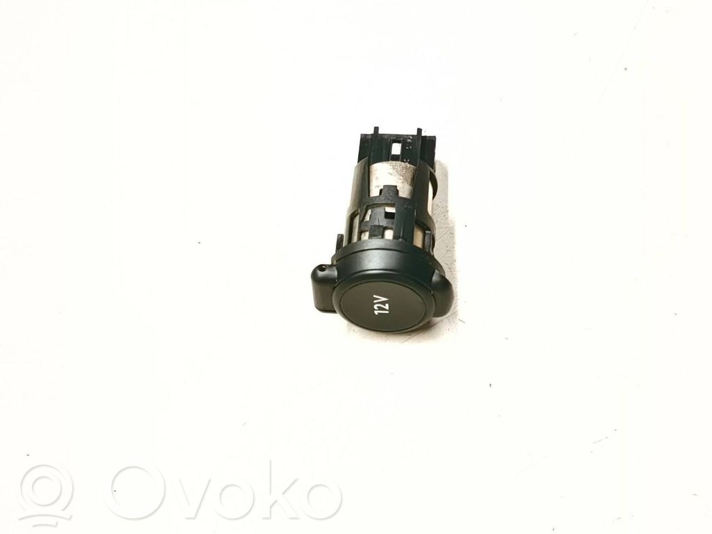 Peugeot 308 12V Steckdose vorne 