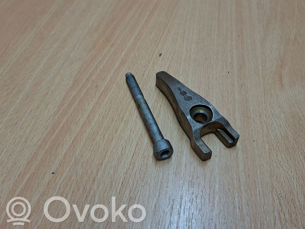 Abrazadera del inyector de combustible   1982J3