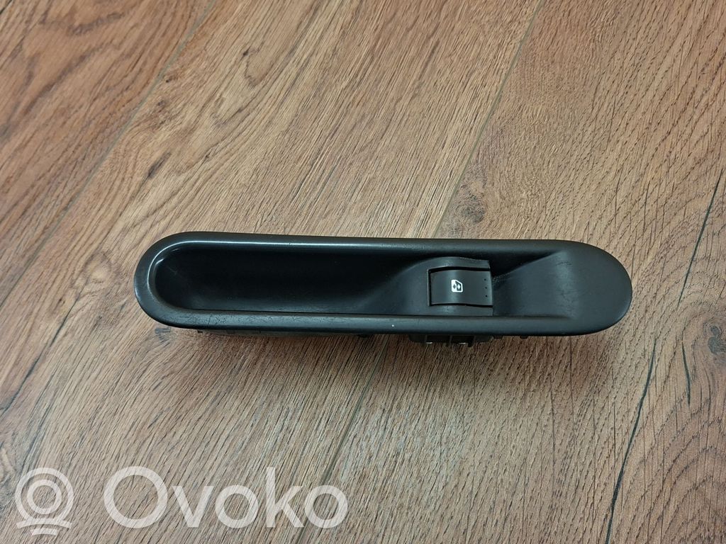 Electric window control switch   8200327947