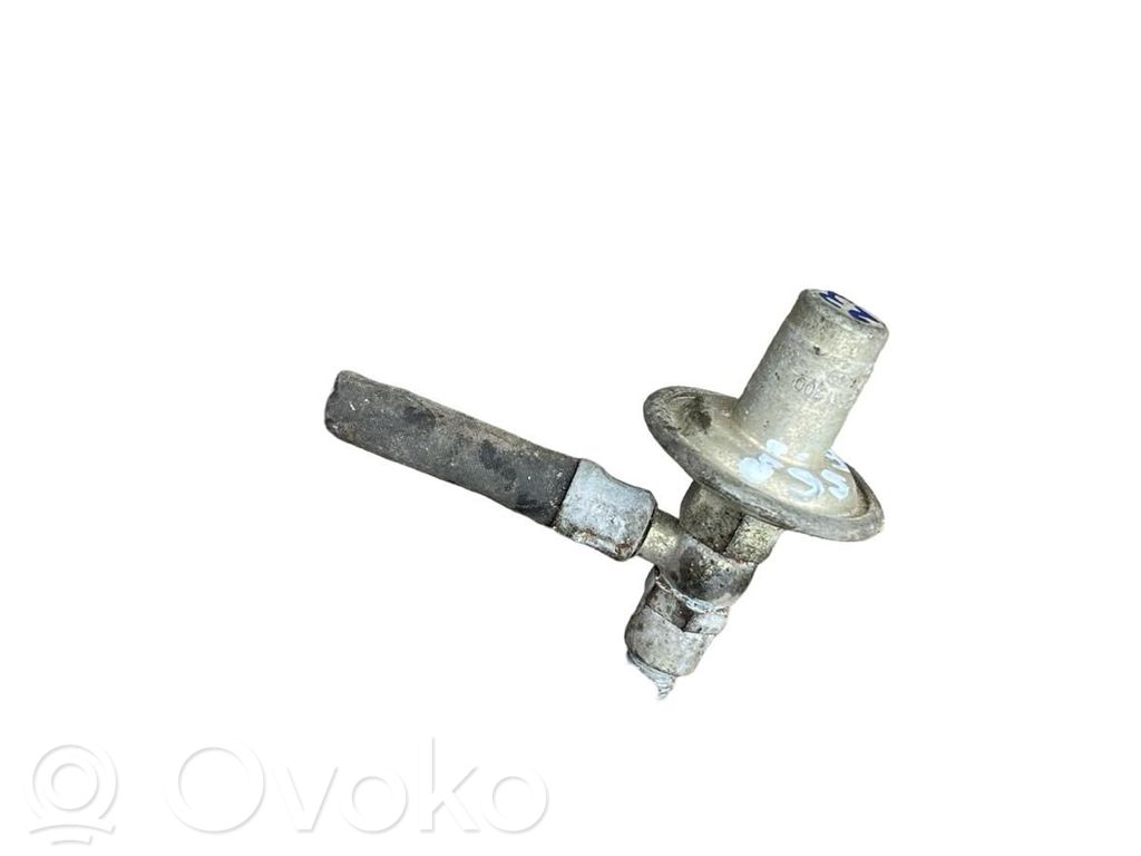 Audi 200 Régulateur de pression de carburant 