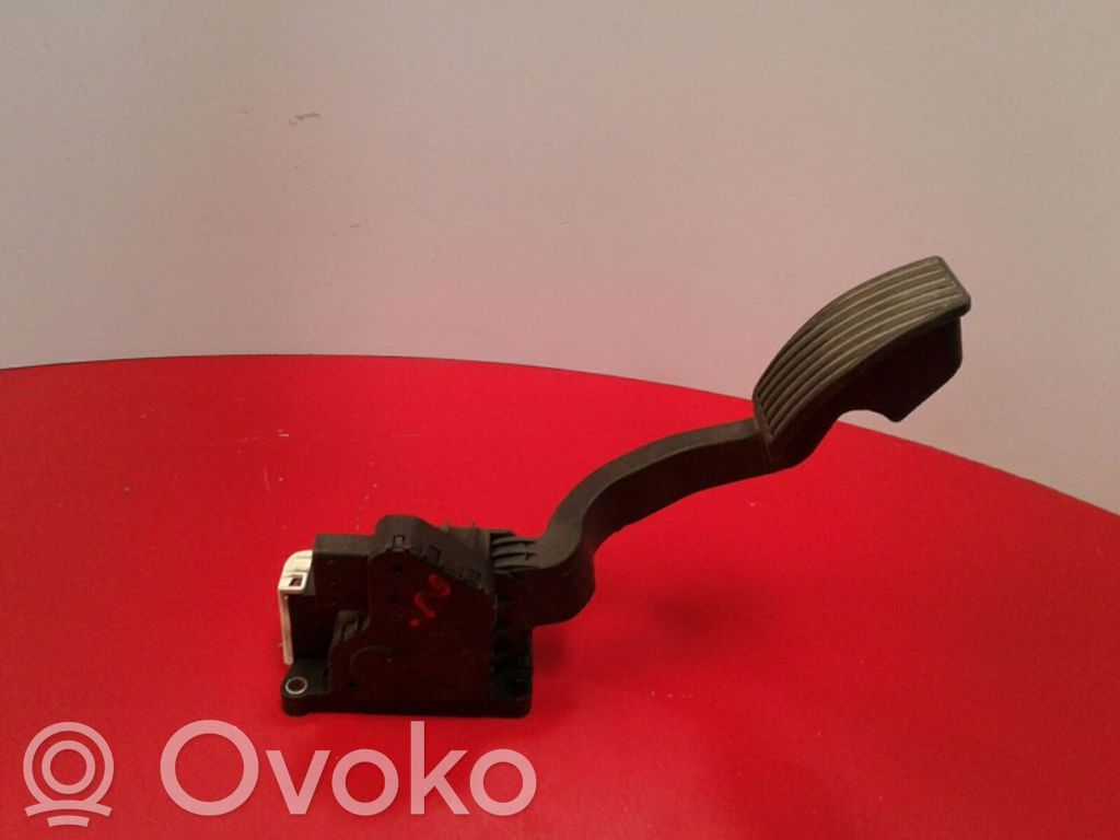 Accelerator throttle pedal   13305804