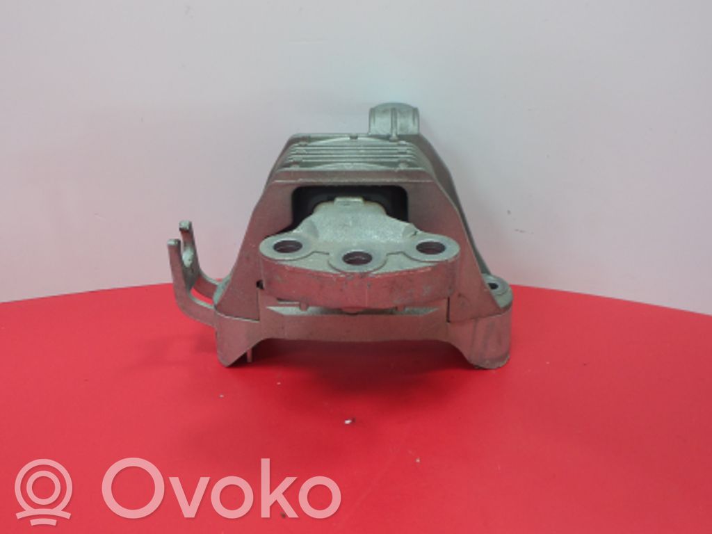 Engine mount bracket   347,453,DIREITO