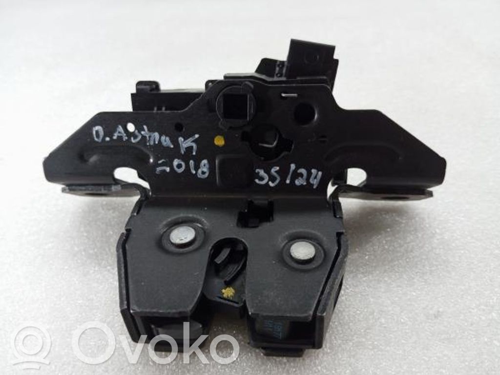 Opel Astra K Zamek tylnej klapy bagażnika 