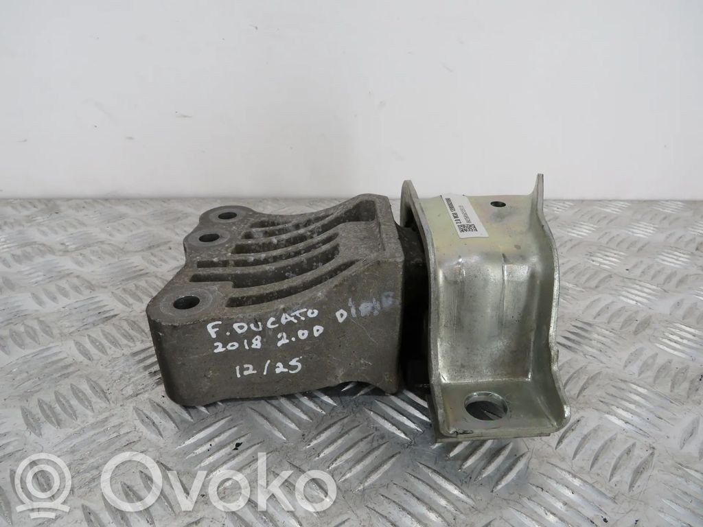 Engine mount bracket   1390082080