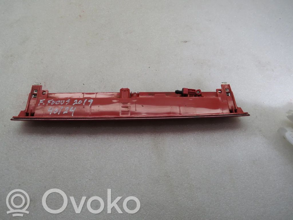 Troisième feu stop   H1BB13A613