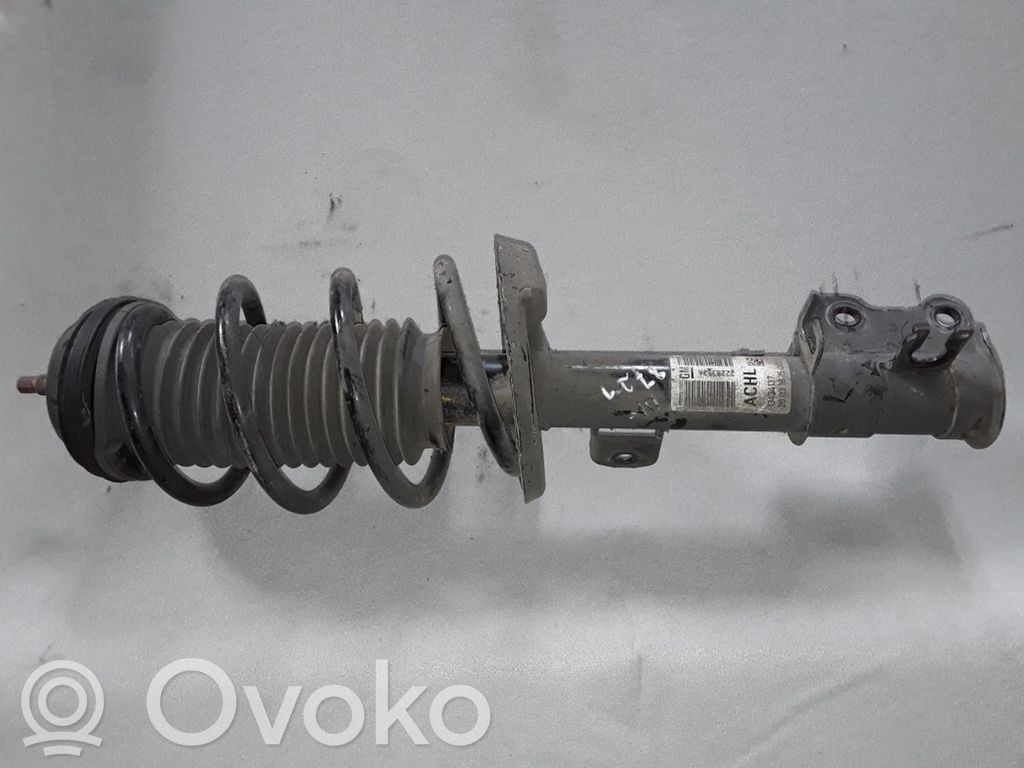 Opel Corsa E Priekšpusē amortizators 
