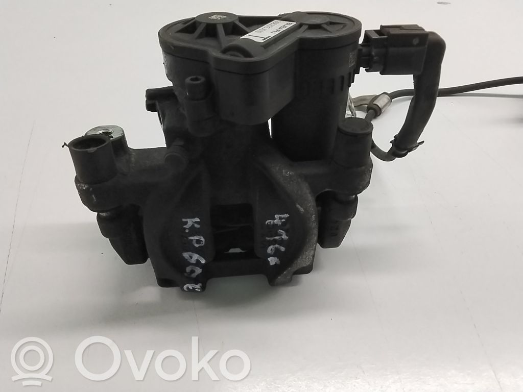 Subaru Forester SK Tylny zacisk hamulcowy 