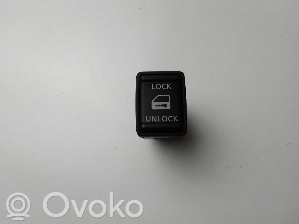 Nissan Navara D23 Central locking switch button 