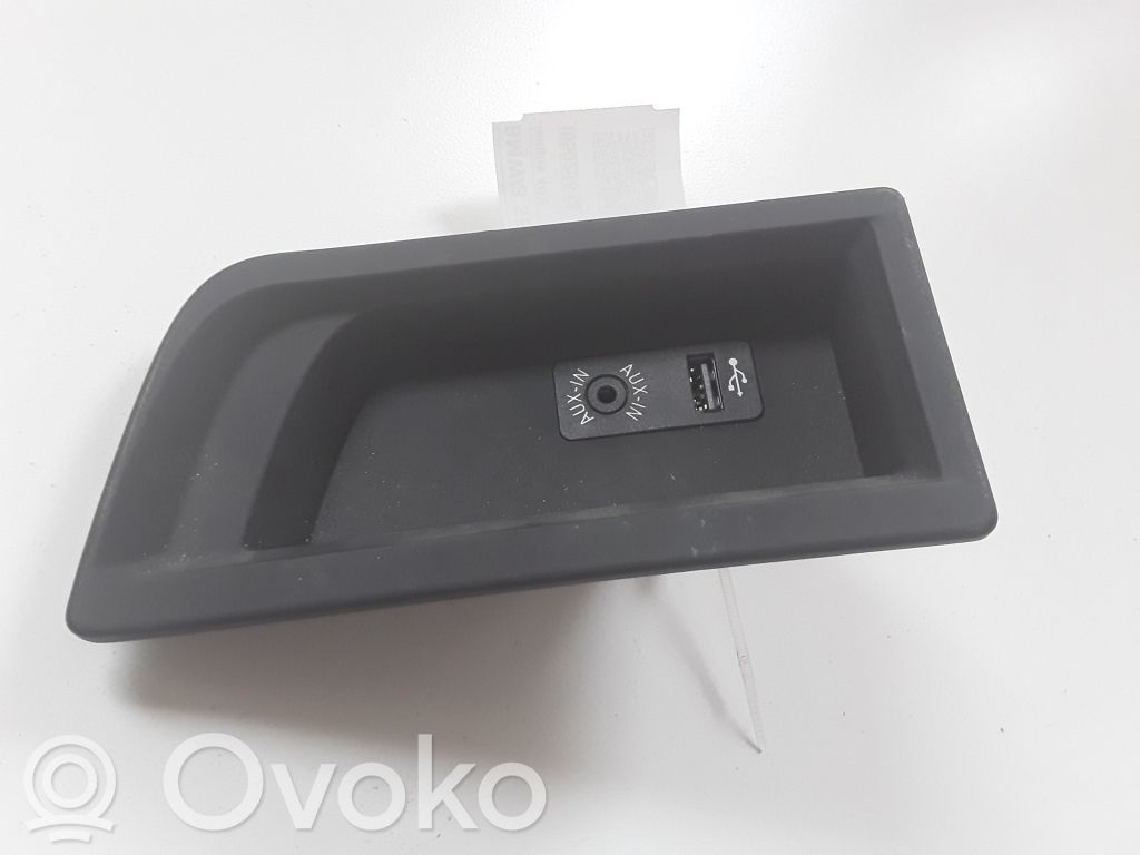 BMW 3 F30 F35 F31 Gniazdo / Złącze AUX 