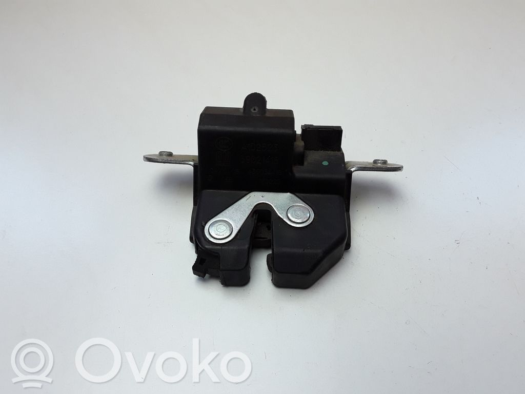 Opel Astra K Loading door lock 