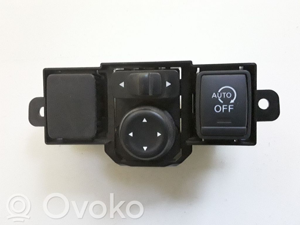 Nissan Note (E12) Wing mirror switch 