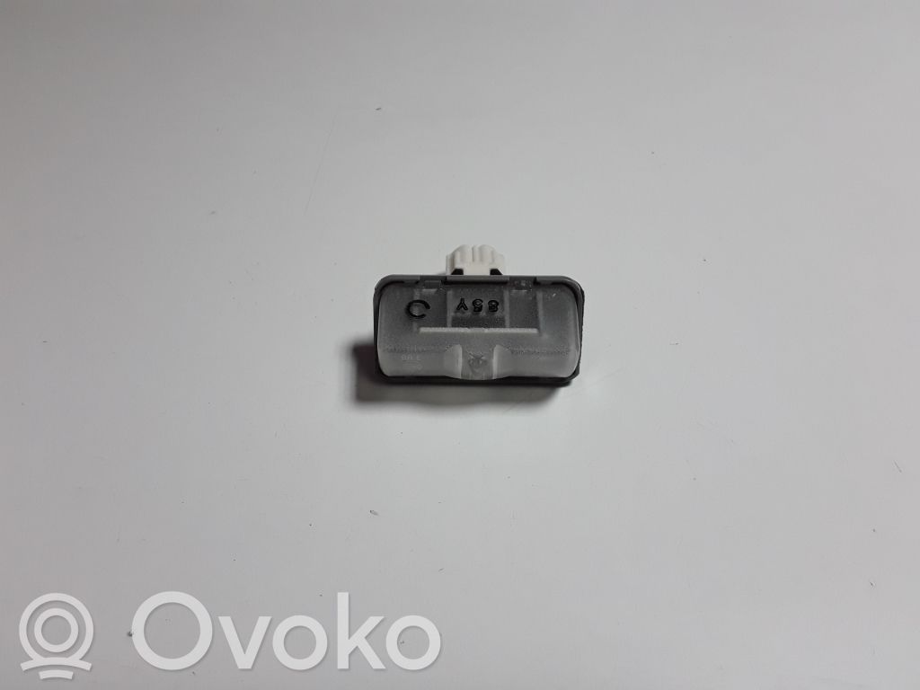 Toyota Prius (XW50) Освещение номера 