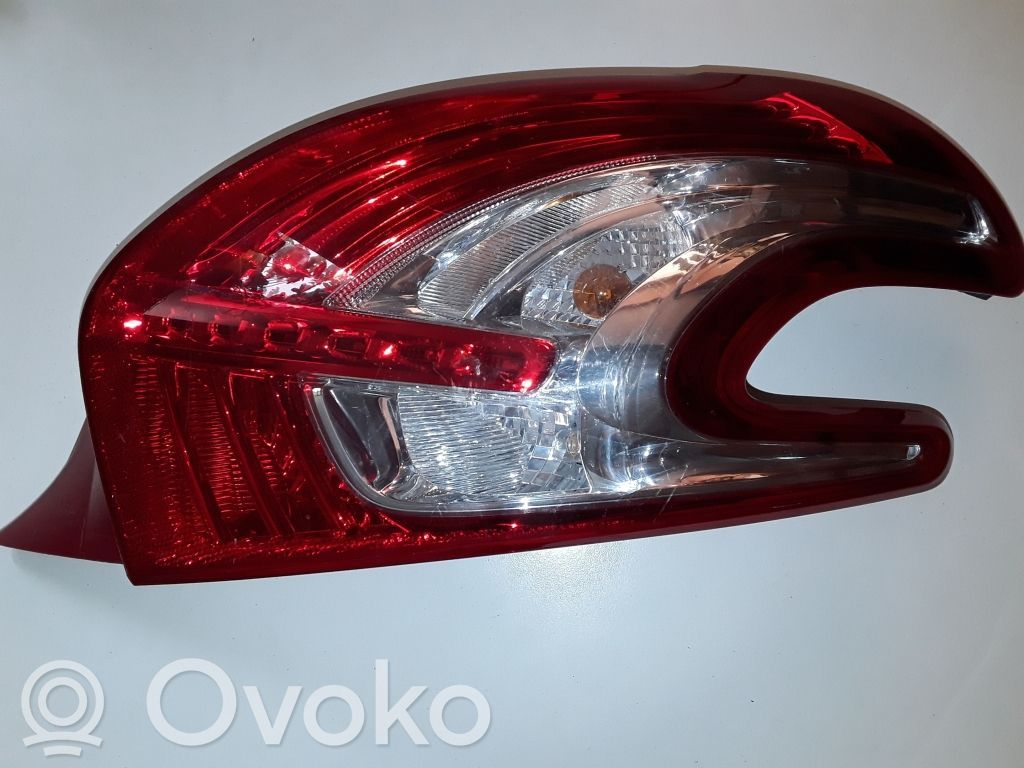 Peugeot 208 I Aizmugurējais lukturis virsbūvē 