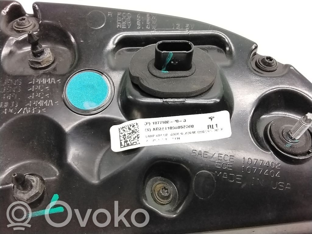 Tesla Model 3 Aizmugurējais lukturis pārsegā 