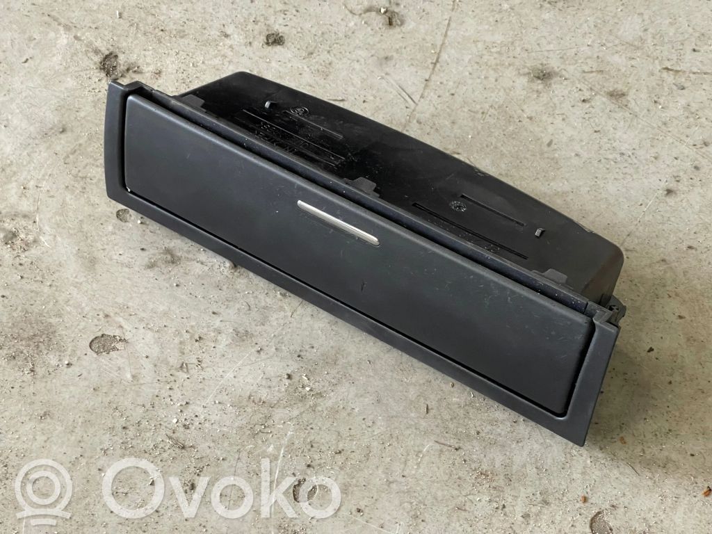 Glove box   8202188,07072004,307180000