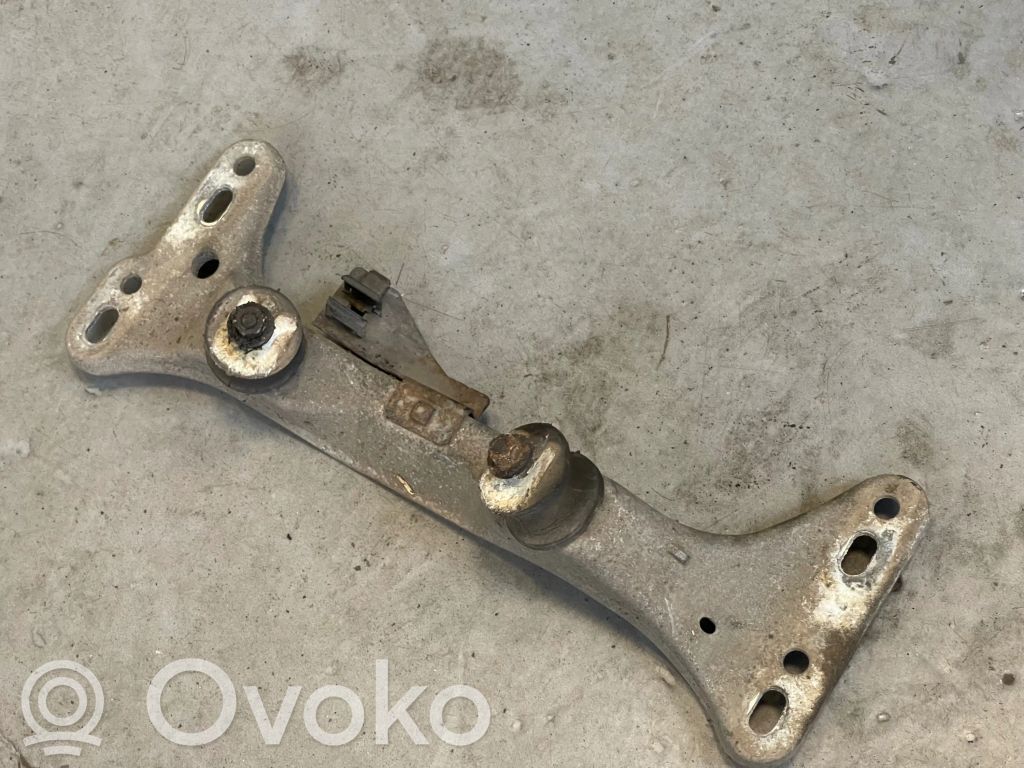 Gearbox mounting bracket   1136498