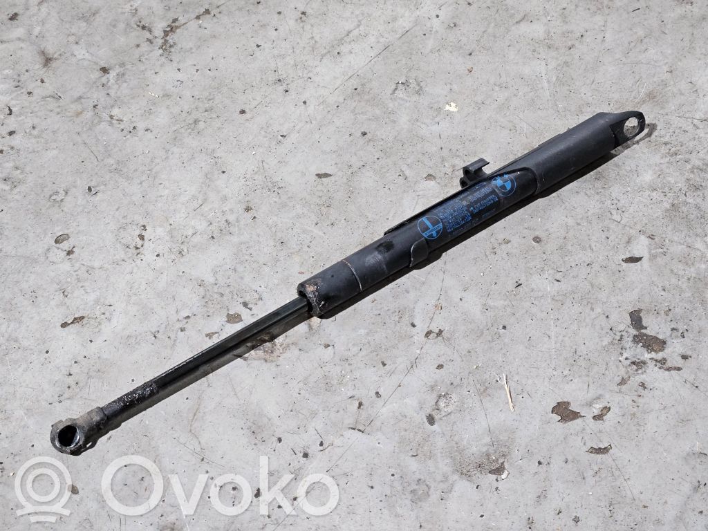 BMW 7 E38 Dzinēja pārsega amortizators 