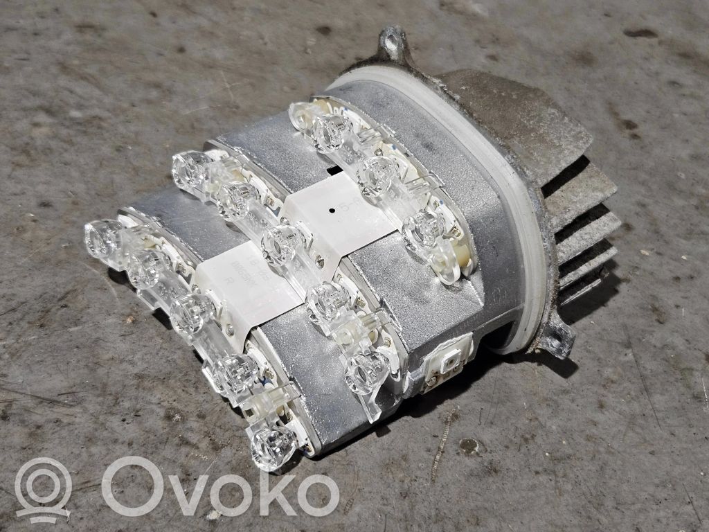 BMW 3 E90 E91 Priekšējā luktura detaļa 
