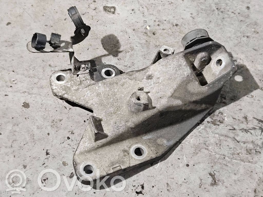 Engine mounting bracket   6760317,3807410