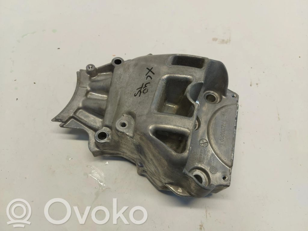 Volvo XC40 Engine mount bracket 