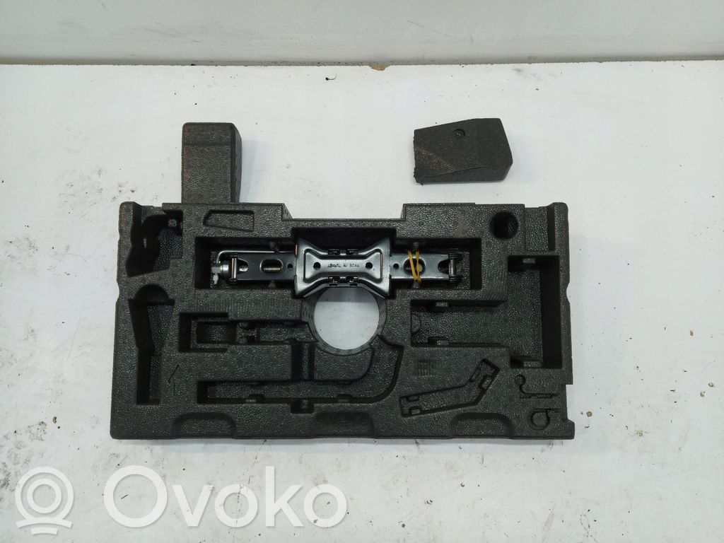Volvo XC90 Vararenkaan osion verhoilu 