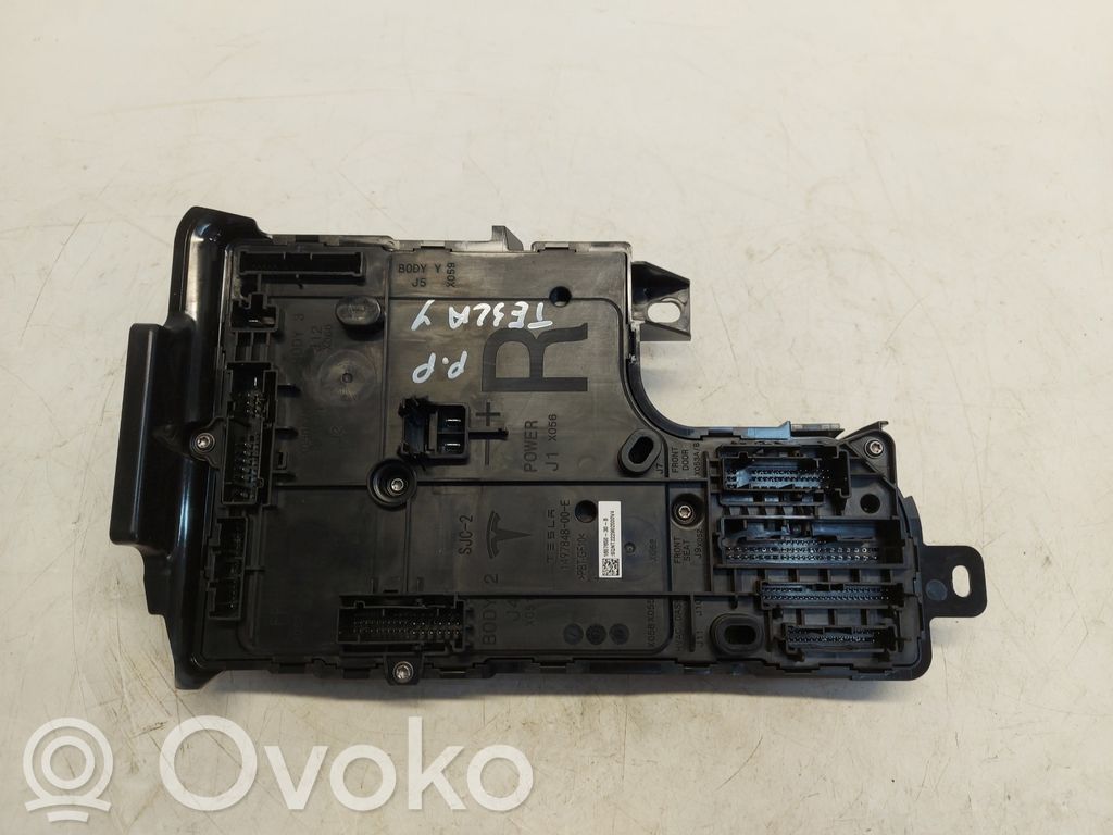 Tesla Model Y Comfort/convenience module 