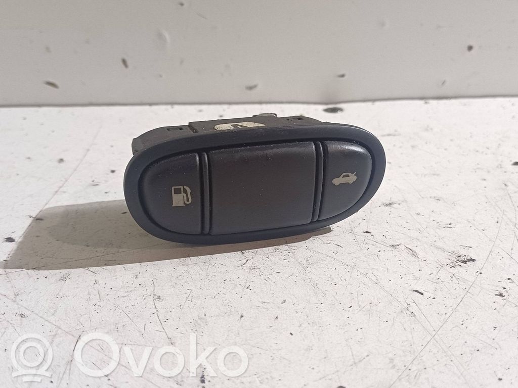 Jaguar S-Type Tailgate opening switch 
