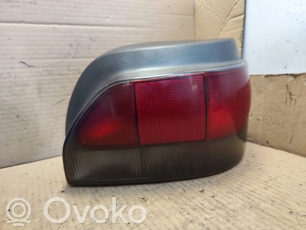 Renault Clio I Aizmugurējais lukturis virsbūvē 