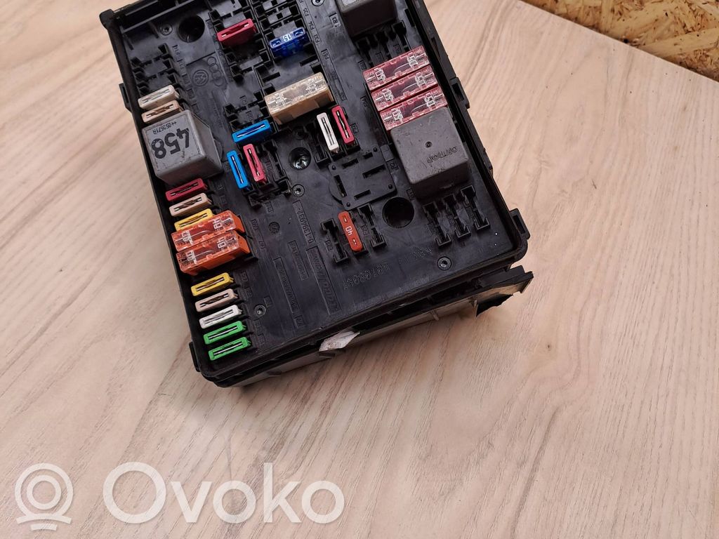Volkswagen Touran I Saugiklių blokas 