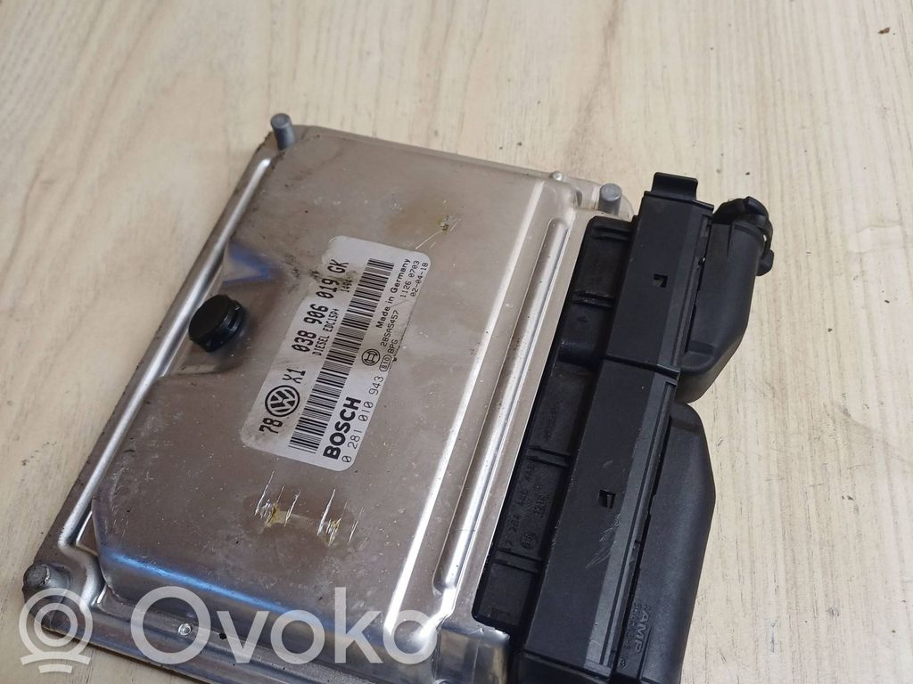 Volkswagen PASSAT B5.5 Engine control unit/module 