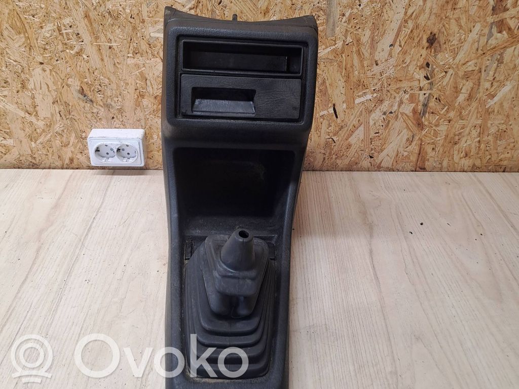 Volkswagen Jetta II Consola de plástico de la palanca de cambios 