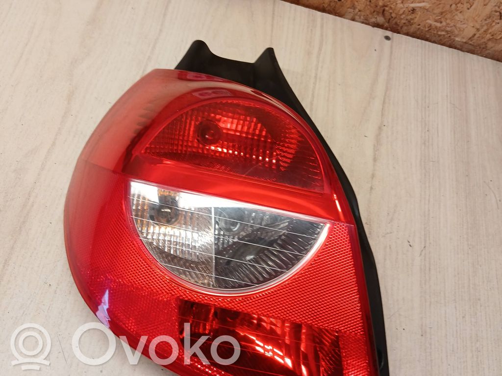 Renault Clio III Aizmugurējais lukturis virsbūvē 