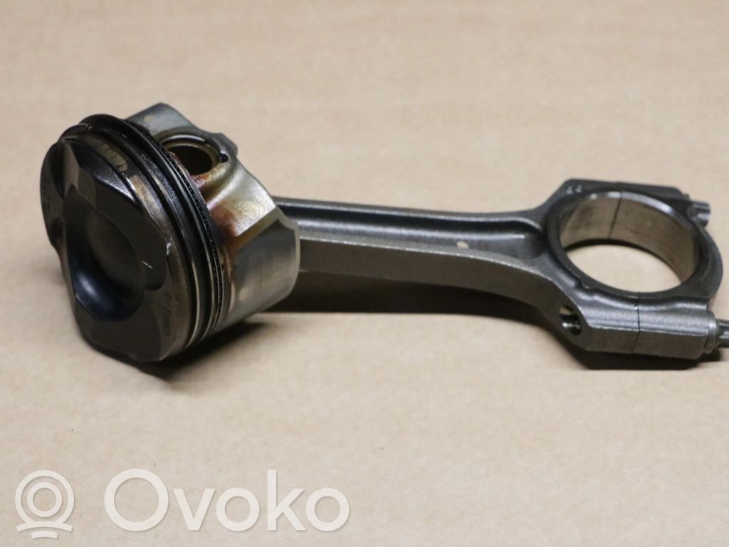 Ford Focus Piston with connecting rod 