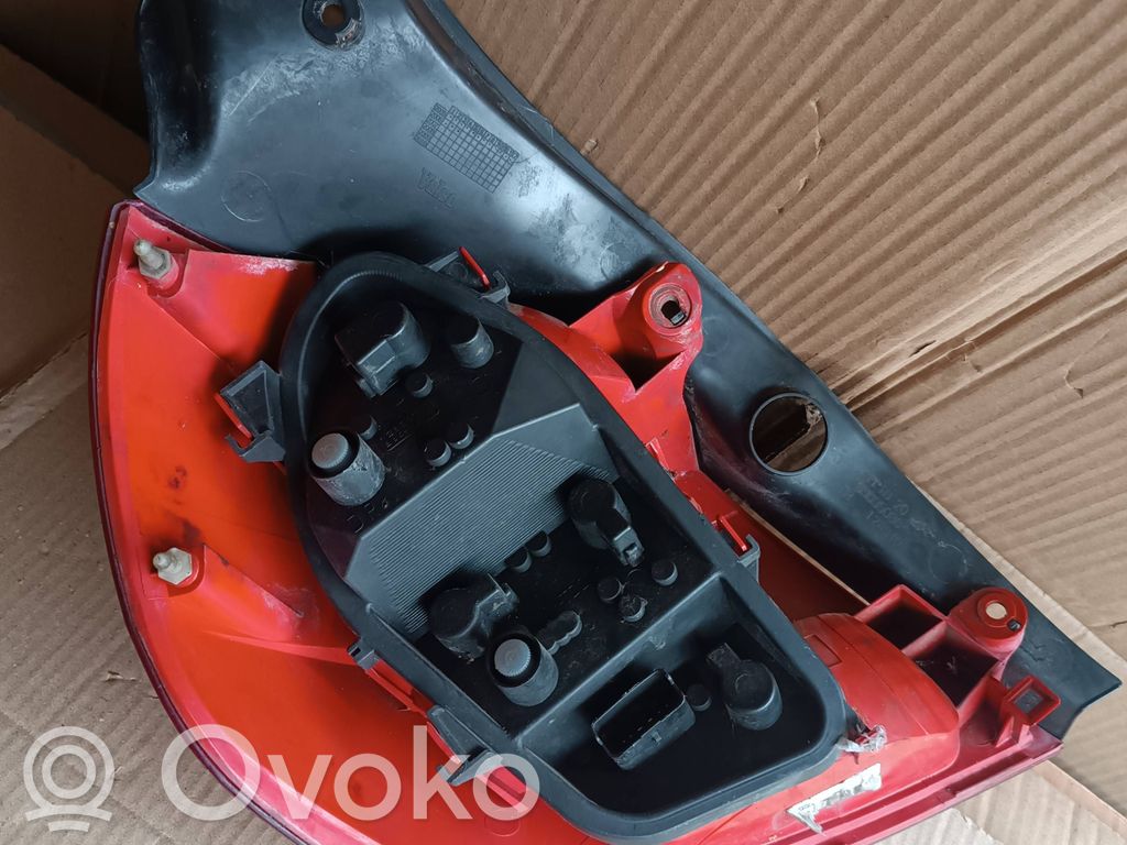 Renault Clio III Takavalon polttimon suojan pidike 