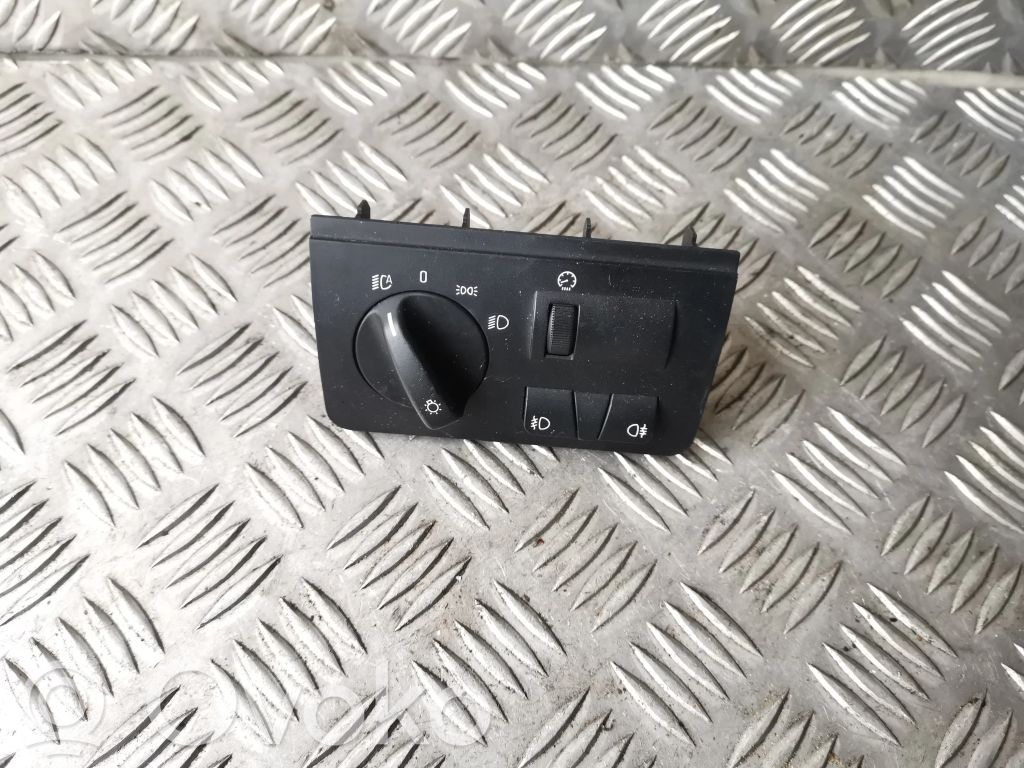 Light switch   6909775