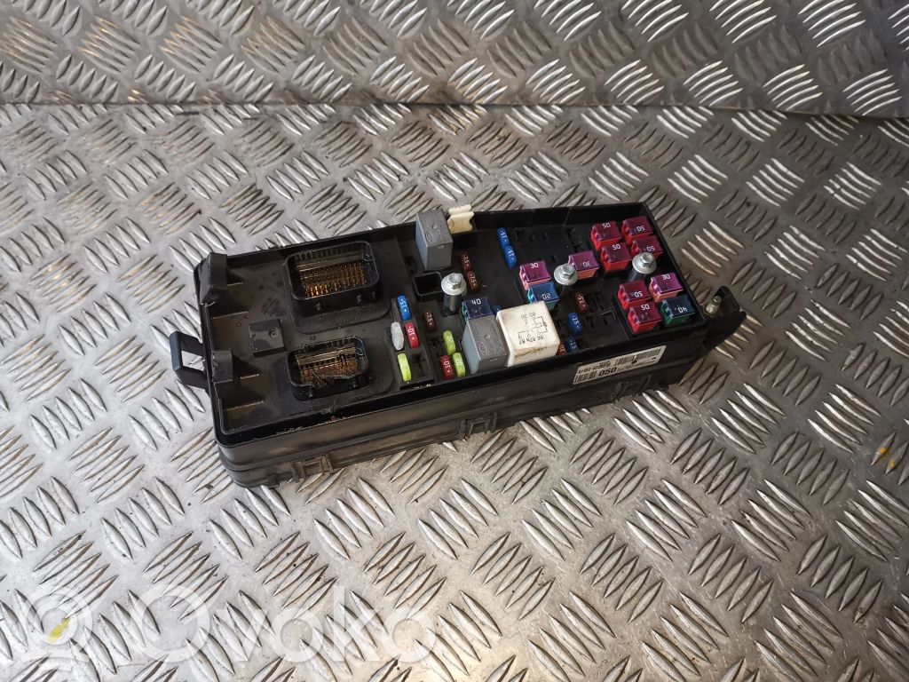KIA Carnival Fuse module 