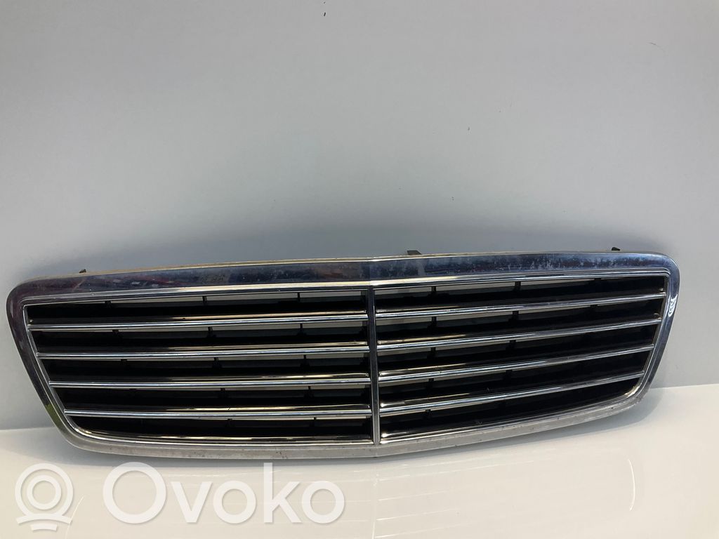 Mercedes-Benz C W203 Etusäleikkö 