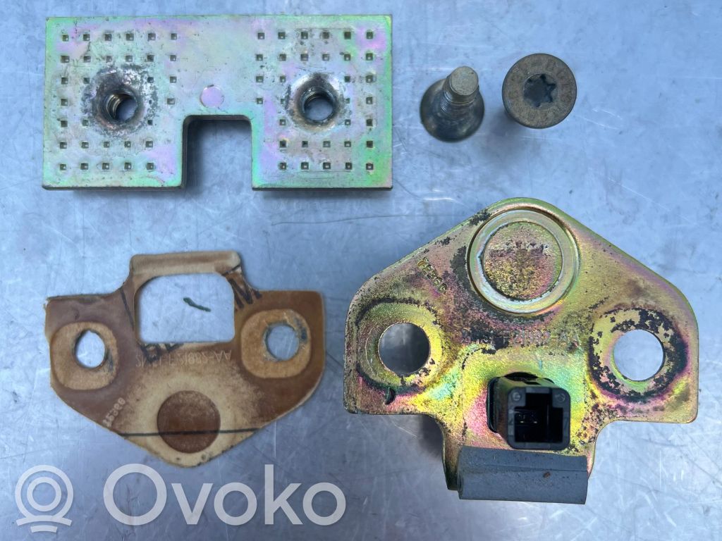 Ford Mondeo Mk III Front door lock loop/hook striker 