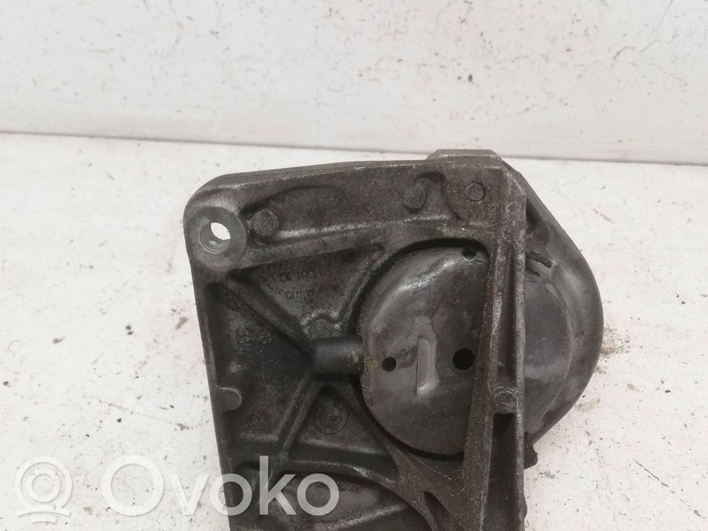 Engine mounting bracket   22116761117