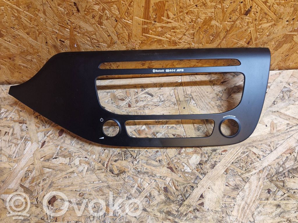 KIA Ceed Radio/GPS head unit trim 
