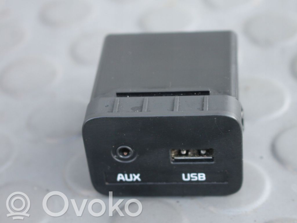 KIA Carens III USB socket connector 